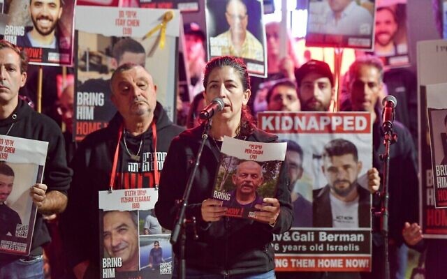 Noam Peri, dont le père Chaim Peri, 79 ans, est otage à Gaza, s'exprime alors que les familles des otage israéliens  aux mains des terroristes du Hamas, à Gaza, donnent une conférence de presse sur la « Place des otages », devant le Musée d'art de Tel Aviv, le 16 décembre 2023. (Crédit : Avshalom Sassoni/Flash90)
