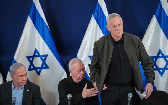 Le Premier ministre Benjamin Netanyahu, le ministre de la Défense Yoav Gallant et le ministre Benny Gantz lors d'une conférence de presse, au ministère de la Défense, à Tel Aviv, le 16 décembre 2023. (Crédit : Noam Revkin Fenton/Flash90)