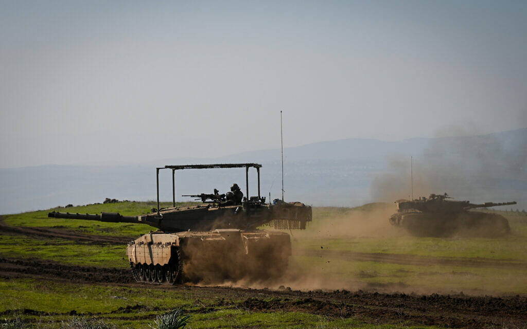 Des soldats de réserve israéliens participent à un exercice sur le plateau du Golan, le 19 décembre 2023. (Crédit : Michael Giladi/Flash90)