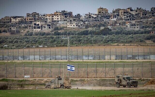 Des soldats israéliens opèrent à la frontière israélienne avec la bande de Gaza, le 21 décembre 2023. (Crédit : Chaim Goldberg/Flash90)