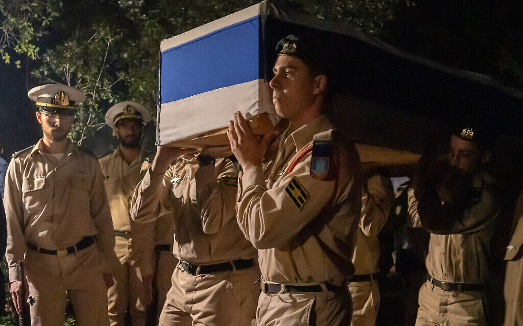 La famille et les amis assistent aux funérailles du soldat israélien Staff.-Sgt. Gal Hershko au kibboutz Yiftah, à la frontière avec le Liban, le 24 décembre 2023. (Crédit : Ayal Margolin/Flash90)