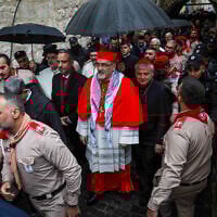 Le patriarche latin de Jérusalem, Pierbattista Pizzaballa, arrive à la procession qui a lieu à l'église de la Nativité la veille de Noël, à Bethléem, en Cisjordanie, le 24 décembre 2023. (Crédit : Wisam Hashlamoun/Flash90)