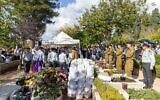 La famille et les amis réunis lors es funérailles au cimetière militaire de Rehovot, le 25 décembre 2023. (Crédit : Liron Moldovan/Flash90)
