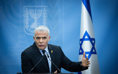 Le chef de l'opposition Yair Lapid préside une réunion du parti Yesh Atid à la Knesset, à Jérusalem, le 25 décembre 2023. (Crédit : Yonatan Sindel/Flash90)