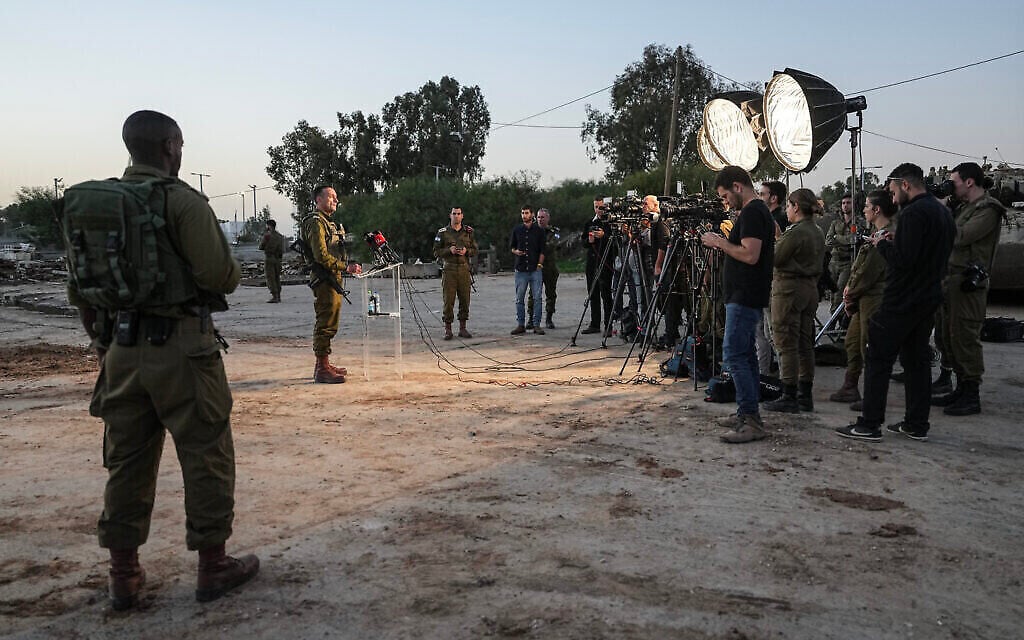 Le chef d'État-major de Tsahal, Herzi Halevi, fait une déclaration aux médias depuis une base militaire du sud d'Israël, le 26 décembre 2023. (Crédit : Flash90)