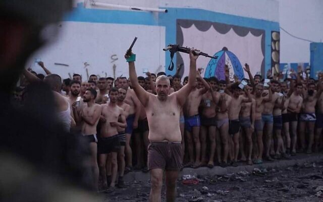 Un terroriste du Hamas, les mains en l'air, remettant un fusil d'assaut après s'être rendu à l’armée israélienne, dans le nord de Gaza, à Jabaliya, le 7 décembre 2023. (Crédit : Réseaux sociaux ; utilisée conformément à la clause 27a de la loi sur le droit d'auteur) Un terroriste du Hamas, les mains en l'air, remettant un fusil d'assaut après s'être rendu à l’armée israélienne, dans le nord de Gaza, à Jabaliya, le 7 décembre 2023. (Crédit : Réseaux sociaux ; utilisée conformément à la clause 27a de la loi sur le droit d'auteur)