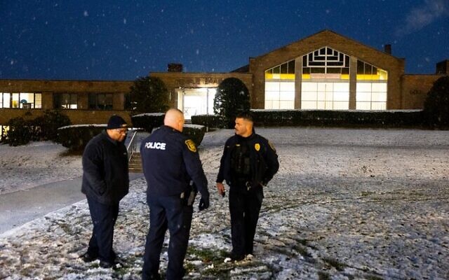 La police de New York devant une synagogue visée par des coups de feu, le 7 décembre 2023. (Crédit : Twitter via StopAntisemitism) La police de New York devant une synagogue visée par des coups de feu, le 7 décembre 2023. (Crédit : Twitter via StopAntisemitism)