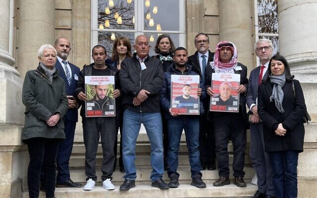 Des familles de quatre otages arabes israéliens retenus à Gaza reçues à l’Assemblée nationale, à Paris, le 13 décembre 2023. (Crédit : Caroline Yadan / X) Des familles de quatre otages arabes israéliens retenus à Gaza reçues à l’Assemblée nationale, à Paris, le 13 décembre 2023. (Crédit : Caroline Yadan / X)