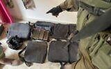 Un soldat de Tsahal montre ce que l'armée dit être un gilet explosif adaptable à l'usage d'un enfant, découvert par les soldats dans le nord de Gaza, le 24 décembre 2023. (Crédit : Tsahal)