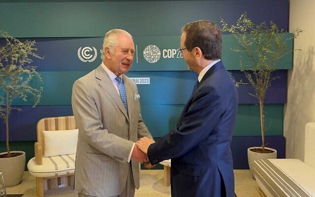 Le roi Charles III de Grande-Bretagne (à gauche) serrant la main du président Isaac Herzog en marge du sommet COP28, à Dubaï, le 1ᵉʳ décembre 2023. (Crédit : Autorisation)