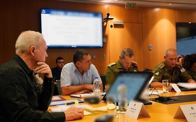 Le ministre de la Défense Yoav Gallant assistant à un point de situation sur la sécurité à la frontière nord d'Israël, le 5 décembre 2023. (Crédit : Ariel Hermoni/Ministère israélien de la Défense) Le ministre de la Défense Yoav Gallant assistant à un point de situation sur la sécurité à la frontière nord d'Israël, le 5 décembre 2023. (Crédit : Ariel Hermoni/Ministère israélien de la Défense)