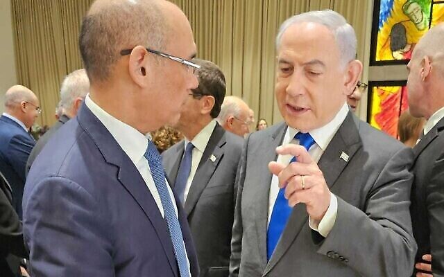 Le Premier ministre Benjamin Netanyahu, à droite, s'entretenant avec le gouverneur de la Banque centrale d'Israël, Amir Yaron, à Jérusalem, le 18 décembre 2023. (Crédit : GPO)
