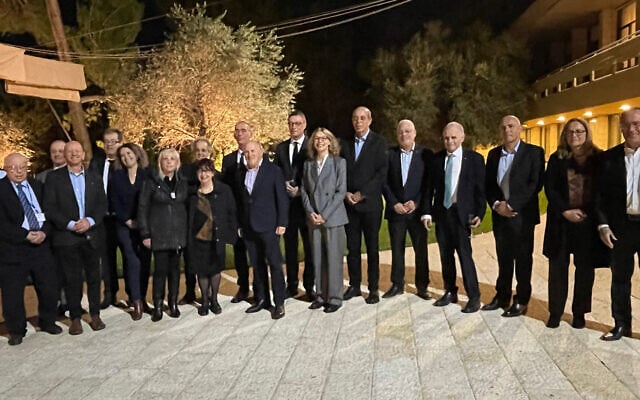 Les membres de la délégation de la Société  Max Planck en compagnie des présidents et des vice-présidents des universités israéliennes à l'Institut Van Leer de Jérusalem, le 28 novembre 2023. (Crédit : Renee Ghert-Zand/TOI)