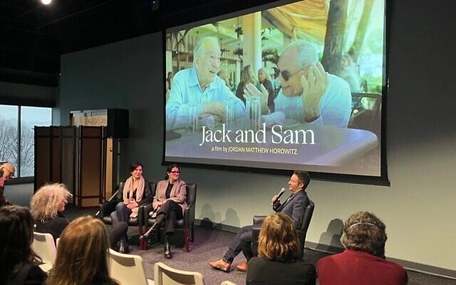 De gauche à droite : l'actrice Julianna Margulies, la cinéaste Alexandra Shiva et le réalisateur Jordan Matthew Horowitz parlent ensemble du court-métrage documentaire d'Horowitz « Jack and Sam » au Museum of Jewish Heritage de Manhattan, le 3 décembre 2023. (Crédit : Julia Gergely/JTA)