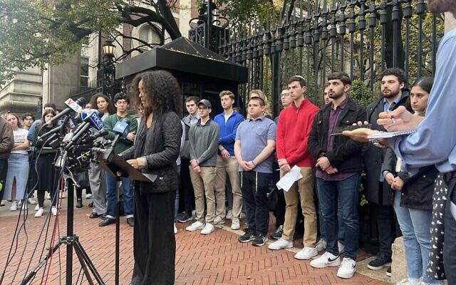 Noa Fay, étudiante militante du Barnard College, s'exprime lors d'une conférence de presse devant les portes de l'Université Columbia au début du mois d'octobre 2023. (Autorisation)