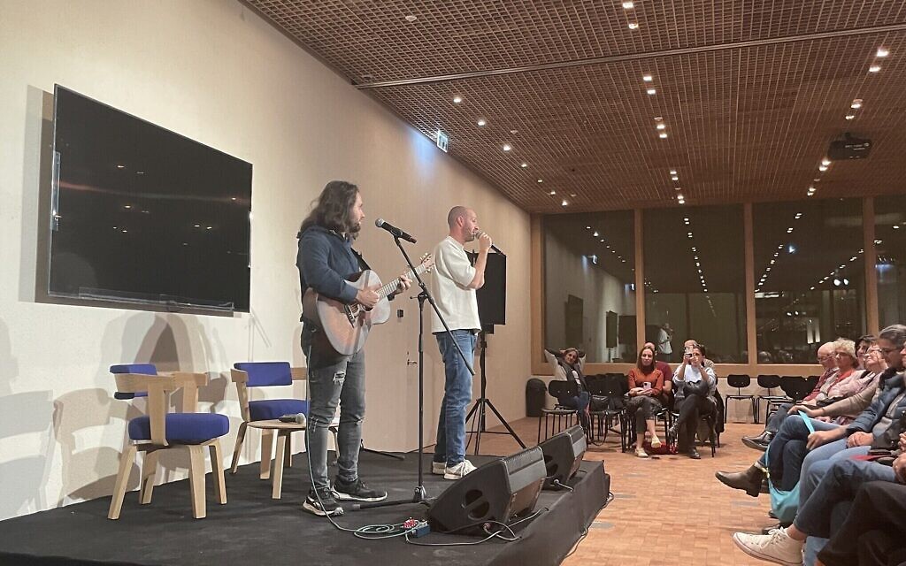 Le rappeur et chanteur Jimbo J, à droite, lors du premier événement en présentiel organisé par la Bibliothèque nationale d'Israël dans son nouveau bâtiment, le 29 novembre 2023. (Crédit : Jessica Steinberg/Times of Israel) Le rappeur et chanteur Jimbo J, à droite, lors du premier événement en présentiel organisé par la Bibliothèque nationale d'Israël dans son nouveau bâtiment, le 29 novembre 2023. (Crédit : Jessica Steinberg/Times of Israel)