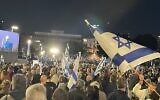 Manifestation sur la place Habima de Tel-Aviv pour la tenue de nouvelles élections, le 30 décembre 2023. (Crédit : Jeremy Sharon/Times of Israel)