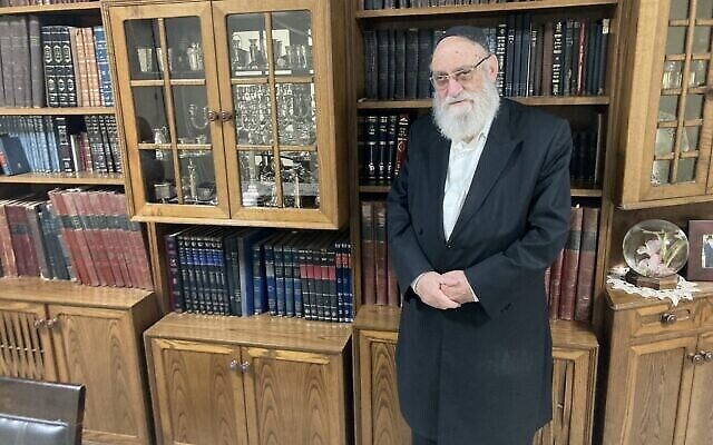 Rabbi Yaakov Ruzah à son domicile de Bat Yam le 29 novembre 2023. (Crédit : Mati Wagner / Le Times of Israël)