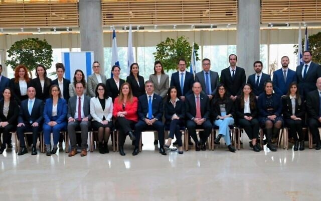 Les participants au cursus des cadets du ministère des Affaires étrangères avec le ministre Eli Cohen (au centre), le 24 décembre 2023, à Jérusalem. (Crédit : Ministère des Affaires étrangères)