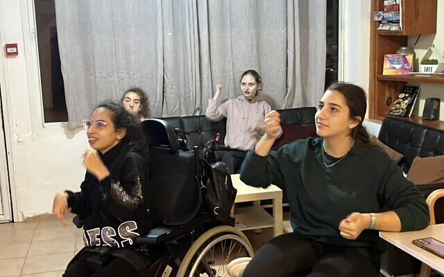 Aya Jaber, à gauche, lors d'un cours de danse avec d'autres résidents de Kivunim. (Autorisation)