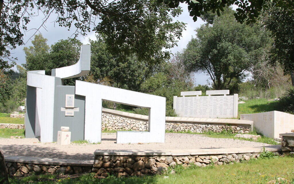 Le mémorial de Mahal à Shar HaGaï, en Israël. (Crédit : Shmuel Bar-Am)