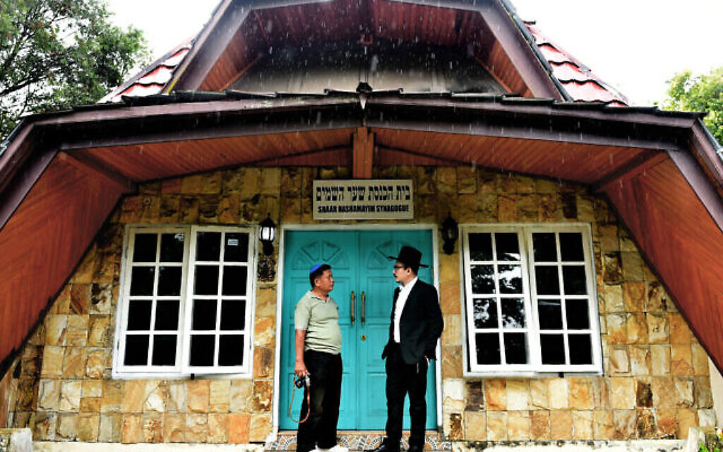 Le rabbin indonésien Yaakov Baruch, à droite, s'entretient avec un membre de la communauté juive dans sa synagogue de Tondano, dans le nord de Sulawesi, le 17 février 2017. (Crédit : Bay Ismoyo/AFP)