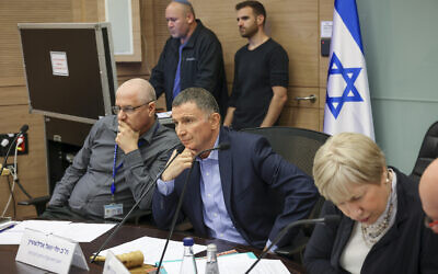 Le président de la commission des Affaires étrangères et de la Défense le député Yuli Edelstein (au centre) lors d'un débat sur la prolongation du service des réservistes de l'armée israélienne, à la Knesset, le 25 décembre 2023. (Crédit : Noam Moshkowitz/Porte-parole de la Knesset)