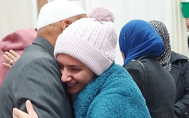Aisha Ziyadne, 17 ans, libérée par le Hamas, le 30 novembre 2023, retrouve ses proches à l'hôpital Soroka de Beer Sheva. (Crédit : Soroka) Aisha Ziyadne, 17 ans, libérée par le Hamas, le 30 novembre 2023, retrouve ses proches à l'hôpital Soroka de Beer Sheva. (Crédit : Soroka)