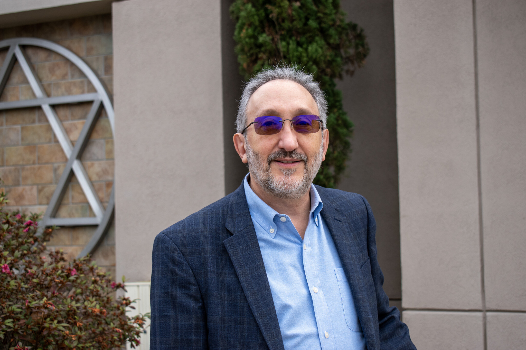 Mark Zimmerman, rabbin au sein de la Congrégation Beth Shalom du mouvement massorti près d'Atlanta, en décembre 2023. (Crédit : Katja Ridderbusch)