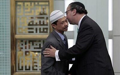 Le rabbin Marc Schneier, à droite, et l'imam Shamsi Ali. (Crédit : Richard Drew, via JTA/AP)