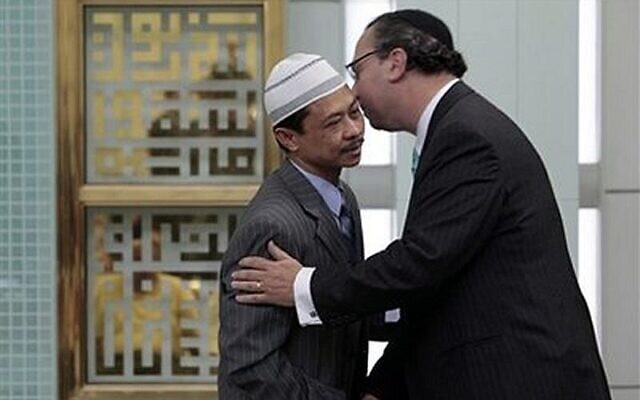 Le rabbin Marc Schneier, à droite, et l'imam Shamsi Ali. (Crédit : Richard Drew, via JTA/AP)