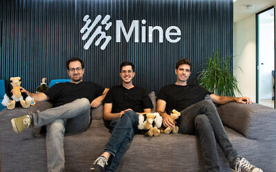 Les fondateurs de la start-up israélienne de données Mine, de droite à gauche : Kobi Nissan, Gal Ringel et Galon. (Autorisation)