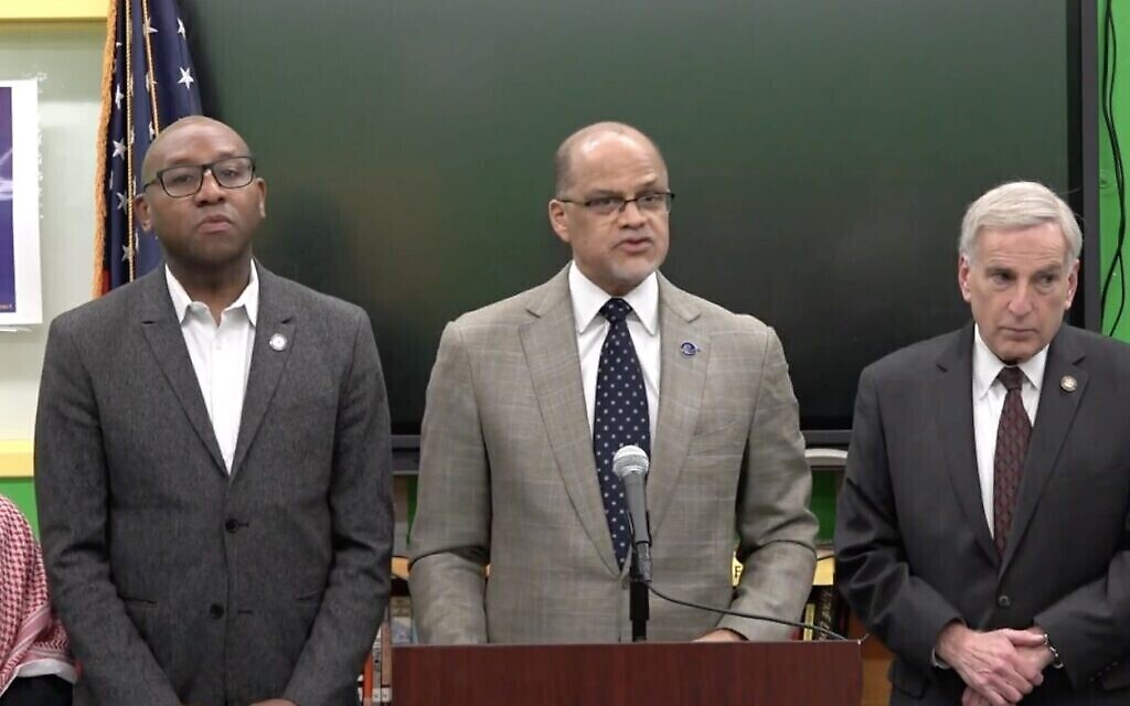 Le chancelier des écoles de New York, David Banks, au centre, prenant la parole au lycée Hillcrest, où des élèves se sont révoltés contre un enseignant juif qui manifestait son soutien à Israël, le 27 novembre 2023. (Crédit : Capture d'écran/JTA) Le chancelier des écoles de New York, David Banks, au centre, prenant la parole au lycée Hillcrest, où des élèves se sont révoltés contre un enseignant juif qui manifestait son soutien à Israël, le 27 novembre 2023. (Crédit : Capture d'écran/JTA)