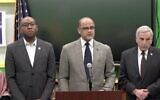 Le chancelier des écoles de New York, David Banks, au centre, prenant la parole au lycée Hillcrest, où des élèves se sont révoltés contre un enseignant juif qui manifestait son soutien à Israël, le 27 novembre 2023. (Crédit : Capture d'écran/JTA)