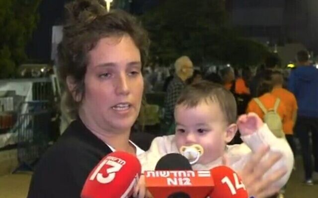 Yifat Zailer, cousine de Shiri Bibas, s'adressant aux journalistes, le 2 décembre 2023. (Crédit : Capture d'écran de la Douzième chaîne ; utilisée conformément à la cause 27a de la loi sur le droit d'auteur)