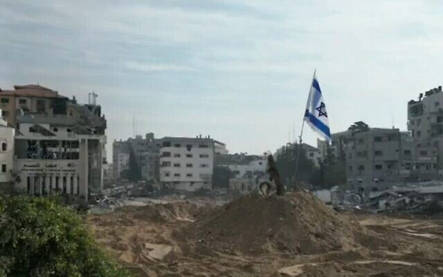 Le drapeau israélien flottant sur la Place de la Palestine de la ville de Gaza, sur des images diffusées le 9 décembre 2023. (Crédit : Capture d'écran de la Douzième chaîne ; utilisée conformément à la clause 27a de la loi sur le droit d'auteur) Le drapeau israélien flottant sur la Place de la Palestine de la ville de Gaza, sur des images diffusées le 9 décembre 2023. (Crédit : Capture d'écran de la Douzième chaîne ; utilisée conformément à la clause 27a de la loi sur le droit d'auteur)