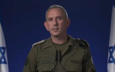 Le porte-parole de l’armée israélienne, le contre-amiral Daniel Hagari, annonçant que, par une terrible méprise, des soldats israéliens ont abattu trois otages qui tentaient d'échapper à leurs ravisseurs terroristes, dans le nord de Gaza, le 15 décembre 2023. (Capture d'écran)