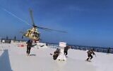 Les Houthis soutenus par l'Iran dans une vidéo montrant le détournement d'un navire de transport commercial lié à Israël en mer Rouge, le 20 novembre 2023. (Crédit : Capture d'écran/X)
