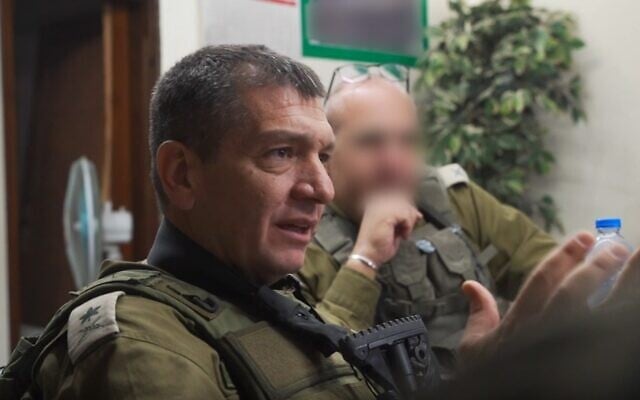 Le chef du Directorat des Renseignements militaires, le général Aharon Haliva, procédant à une évaluation opérationnelle dans la bande de Gaza, le 15 décembre 2023. (Crédit : Armée israélienne)