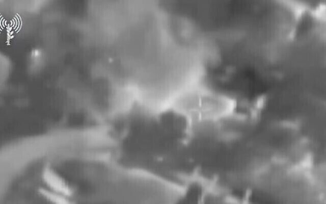 Illustration : Un hélicoptère d'attaque et un drone de Tsahal ont frappé plusieurs cibles du Hezbollah, dans le sud du Liban, le 15 décembre 2023. (Capture d'écran/X) Illustration : Un hélicoptère d'attaque et un drone de Tsahal ont frappé plusieurs cibles du Hezbollah, dans le sud du Liban, le 15 décembre 2023. (Capture d'écran/X)