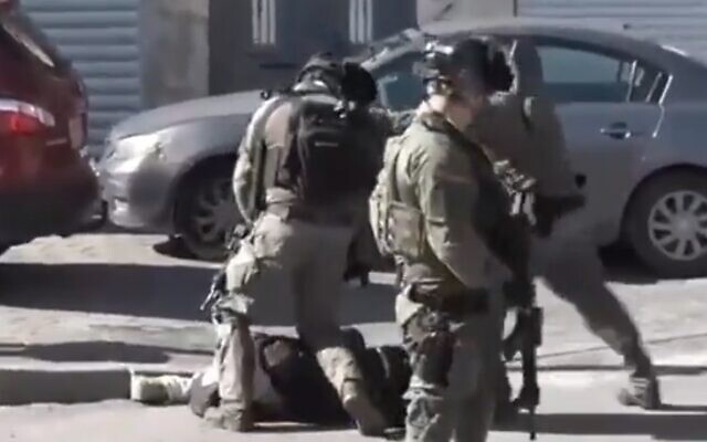 Des soldats israéliens frappant un journaliste palestinien à Jérusalem-Est, le 15 décembre 2023. (Crédit : Capture d'écran/X)