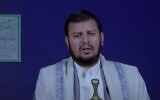 Le chef du groupe terroriste des Houthis Abdel-Malek al-Houthi parlant de la guerre de Gaza, en décembre 2023. (Crédit : Capture d'écran vidéo)