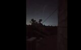Des images qui montreraient le sillage des frappes réalisées par des avions de chasse non-identifiés dans la ville syrienne de Boukamal, à proximité de la frontière israélienne, le 30 décembre 2023. (Capture d'écran /X : used in accordance with Clause 27a of the Copyright Law)
