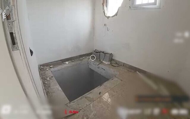 L'entrée d'un tunnel découverte par l’armée israélienne à l'intérieur d'une mosquée dans la région de Khan Younès, dans la bande de Gaza, le 28 décembre 2023. (Crédit : Armée israélienne)
