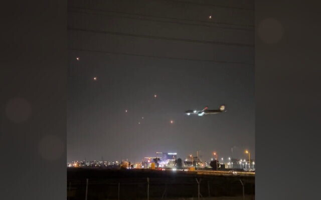 Un avion atterrissant à l'aéroport Ben Gurion de Tel Aviv au milieu d'une salve de roquettes en provenance de Gaza, le 8 décembre 2023. (Crédit : Capture d'écran ; utilisée conformément à la clause 27a de la loi sur le droit d'auteur) Un avion atterrissant à l'aéroport Ben Gurion de Tel Aviv au milieu d'une salve de roquettes en provenance de Gaza, le 8 décembre 2023. (Crédit : Capture d'écran ; utilisée conformément à la clause 27a de la loi sur le droit d'auteur)