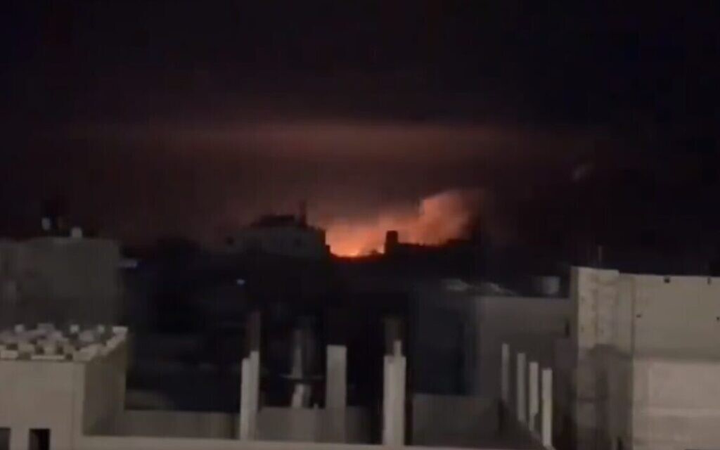 Frappes nocturnes dans la région de Khan Younès dans le sud de la bande de Gaza, le 26 décembre 2023. (Capture d'écran : X ; utilisée conformément à l'article 27a de la loi sur le droit d'auteur)