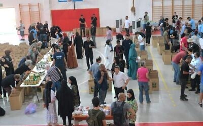 Des bénévoles préparent des colis de divers produits au centre communautaire de Rahat, au mois d'octobre 2023. (Autorisation)