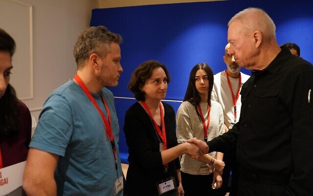 Le ministre de la Défense Yoav Gallant, à droite, rencontre l’ex-otage Yelena Trufanov, le 3 décembre 2023. (Crédit : Ariel Hermoni/Ministère de la Défense)