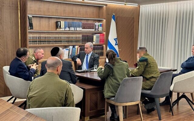 Le Premier ministre Benjamin Netanyahu rencontre des conseillers aux quartiers généraux de l'armée de la Kirya, à Tel Aviv, le 3 décembre 2023. (Crédit : Autorisation) Le Premier ministre Benjamin Netanyahu rencontre des conseillers aux quartiers généraux de l'armée de la Kirya, à Tel Aviv, le 3 décembre 2023. (Crédit : Autorisation)