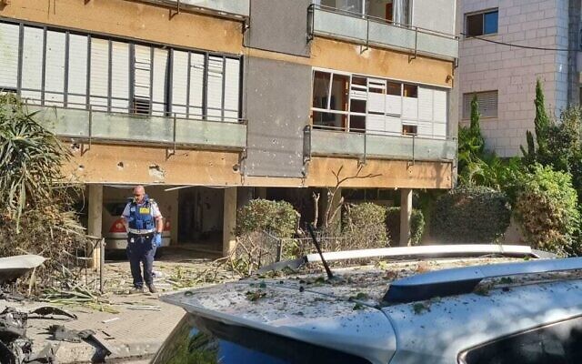 Le site de l'impact d'une roquette à Holon, le 11 décembre 2023. Crédit : Magen David Adom)